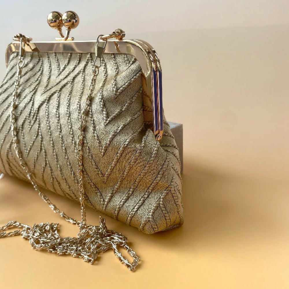 #1469**The Lux Bag: Vintage Elegant Cream and Gold Women's Handbag - Picture 3 of 17